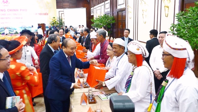 Thủ tướng Nguyễn Xuân Phúc gặp mặt, biểu dương chức sắc, chức việc tôn giáo - Hình 3