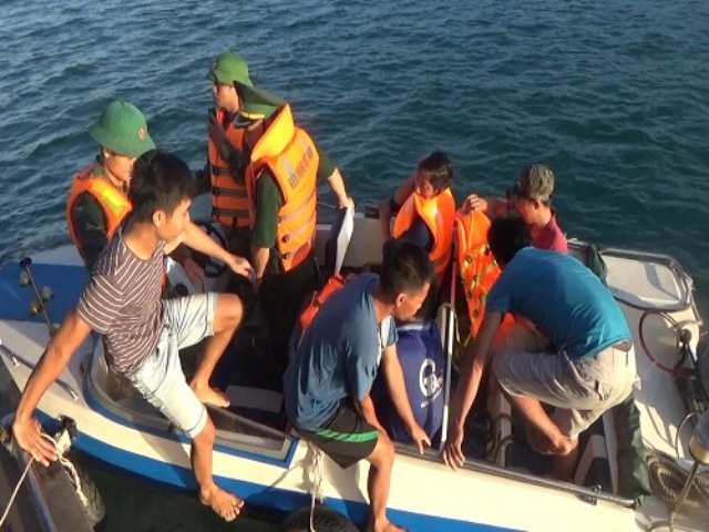 Tiếp nhận, cứu sống 6 thuyền viên bị chìm tàu trên vùng biển Quảng Bình - Hình 1