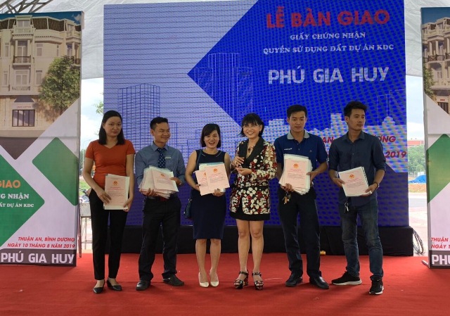 Phú Hồng Thịnh bàn giao hơn 300 sổ hồng cho khách hàng