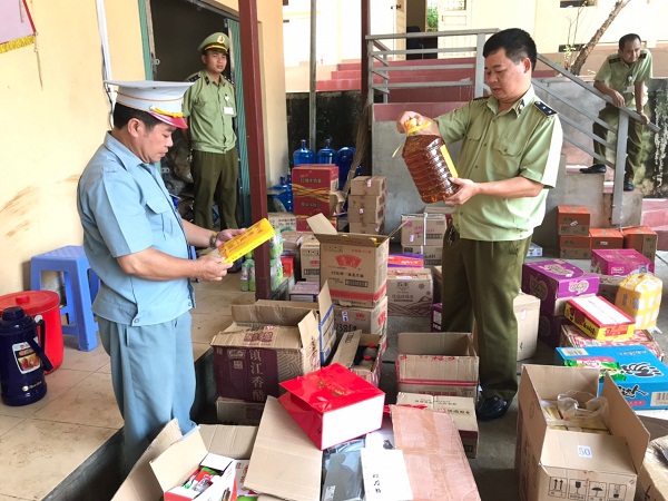 Lạng Sơn: Thu giữ hàng nghìn sản phẩm thực phẩm nhập lậu - Hình 1