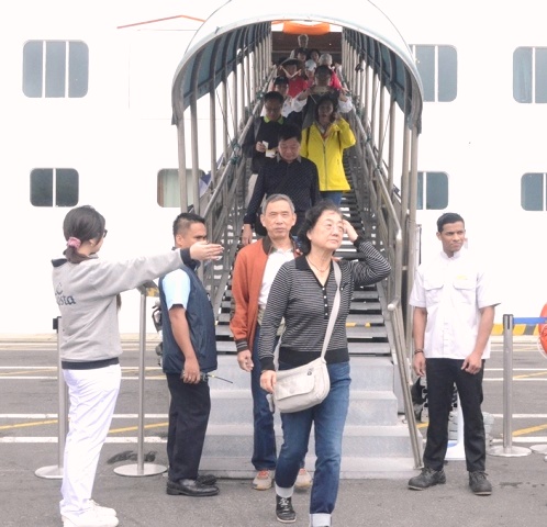 Đà Nẵng: Tàu biển đón hơn 2.300 du khách cập cảng Tiên Sa - Hình 1