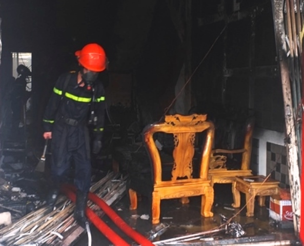 Đà Nẵng: Cháy lớn thiêu rụi toàn bộ tài sản văn phòng của một công ty sơn - Hình 2