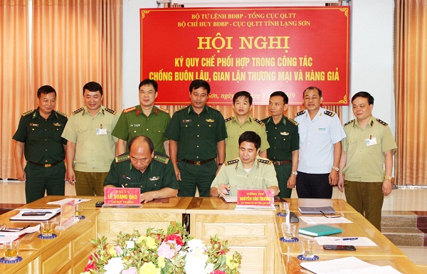 Cục QLTT Lạng Sơn và Bộ Chỉ huy BĐBP tỉnh ký kết Quy chế phối hợp đấu tranh chống buôn lậu - Hình 1