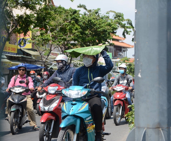 Dự báo thời tiết 13/8: Miền Bắc và miền Trung nắng như thiêu đốt - Hình 1