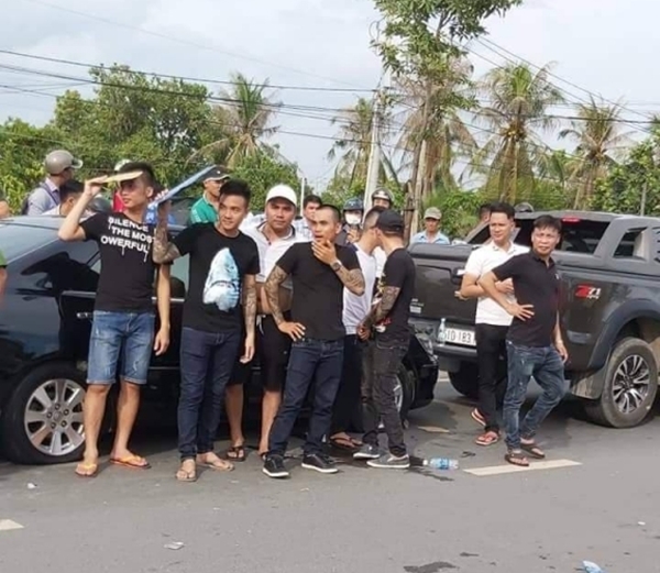 Vụ giang hồ vây xe công an ở Đồng Nai: Khởi tố, bắt tạm giam 4 bị can - Hình 1