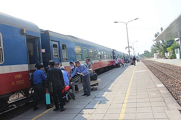 Đường sắt Hà Nội giảm giá vé, thu hút khách sau cao điểm hè - Hình 1