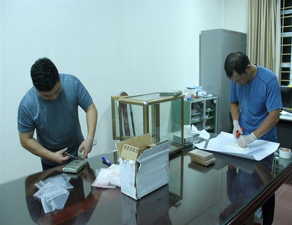 Sơn La: Bắt 2 đối tượng dùng xe máy vận chuyển 7 bánh heroin - Hình 1