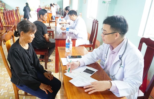 Kon Tum: Bệnh viện Hoàn Mỹ khám và phát thuốc miễn phí cho hàng trăm đồng bào nghèo - Hình 1