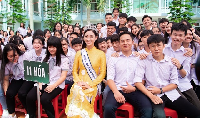 Hoa hậu Lương Thuỳ Linh: Về Cao Bằng thăm trường cũ sau khi đăng quang - Hình 8