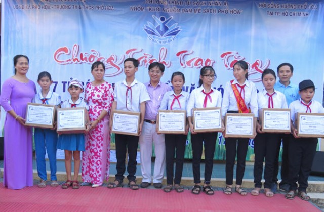 Quảng Ngãi: Tặng 111 thùng sách và 85 suất học bổng cho học sinh nghèo