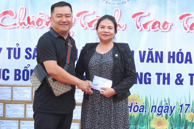 Quảng Ngãi: Tặng 111 thùng sách và 85 suất học bổng cho học sinh nghèo - Hình 2