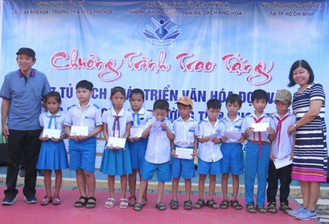 Quảng Ngãi: Tặng 111 thùng sách và 85 suất học bổng cho học sinh nghèo - Hình 3