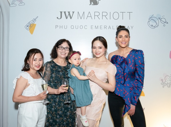 Khoảnh khắc ấn tượng của Lan Phương cùng con gái tại “Khu nghỉ dưỡng tốt nhất thế giới 2019”