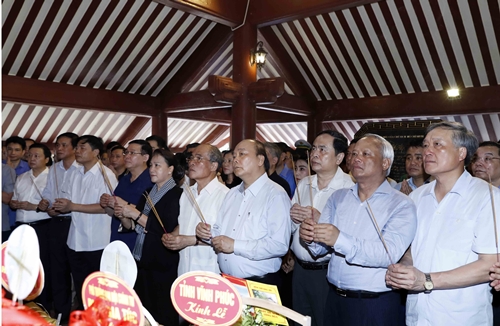 Thủ tướng và Chủ tịch Quốc hội dâng hương tưởng niệm Chủ tịch Hồ Chí Minh
