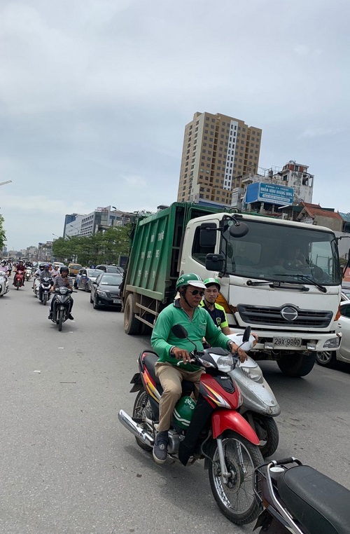 Hà Nội: Xe chở rác “tung hoành” vào giờ cấm đâm tử vong nam học sinh - Hình 2