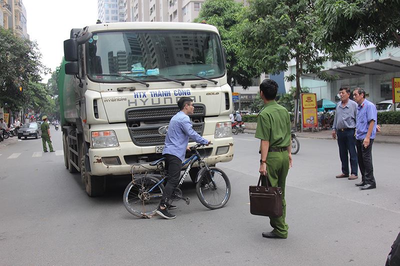 Hà Nội: Xe chở rác “tung hoành” vào giờ cấm đâm tử vong nam học sinh - Hình 1