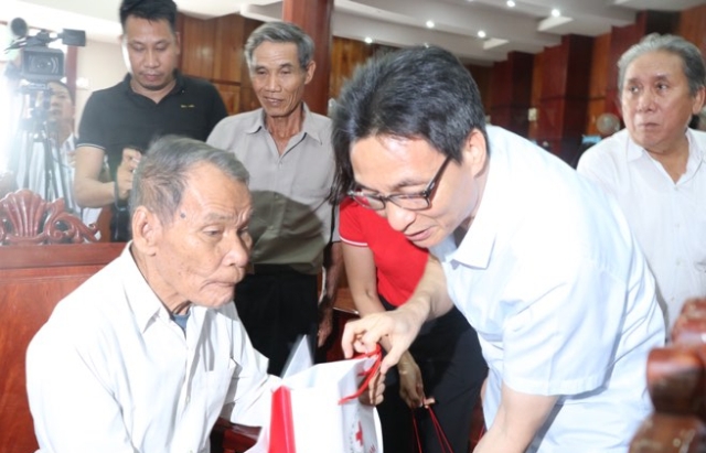 Phú Yên: Phó Thủ tướng Vũ Đức Đam tặng quà nạn nhân chất độc da cam - Hình 2