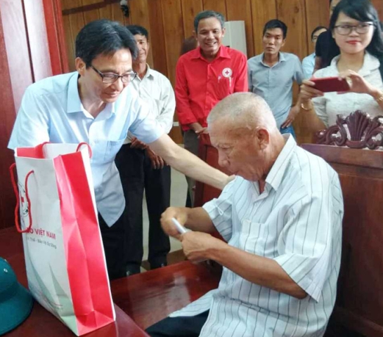 Phú Yên: Phó Thủ tướng Vũ Đức Đam tặng quà nạn nhân chất độc da cam - Hình 1