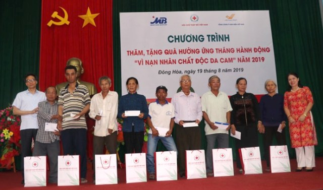 Phú Yên: Phó Thủ tướng Vũ Đức Đam tặng quà nạn nhân chất độc da cam - Hình 3