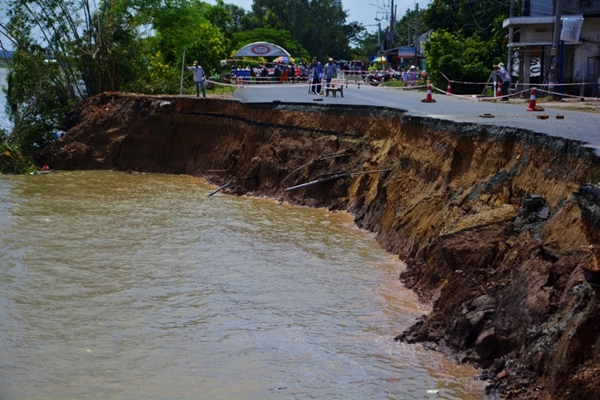 An Giang: Ban bố tình huống khẩn cấp sạt lở bờ sông Hậu