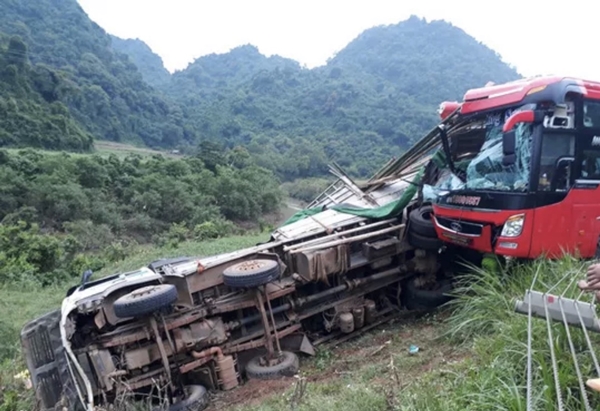 Hòa Bình: Danh tính 16 người thương vong trong vụ xe giường nằm tông xe tải