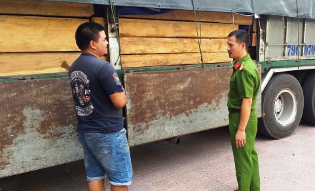 Hà Tĩnh: Kiểm tra, lòi ra gỗ lậu