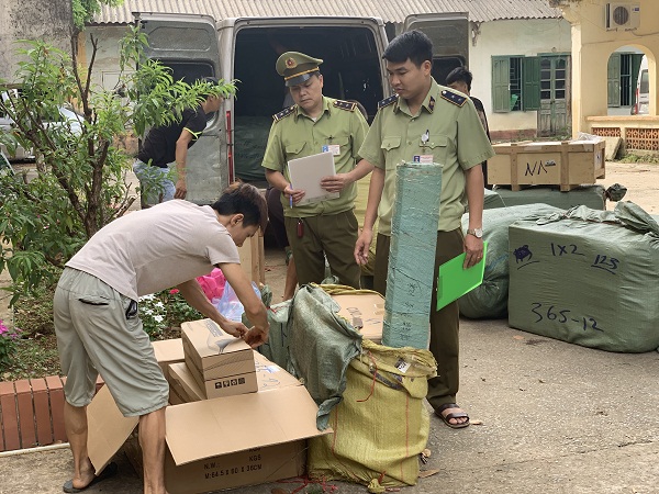 Lạng Sơn: Thu giữ 624 hộp bột tôm muối nhập lậu từ Trung Quốc