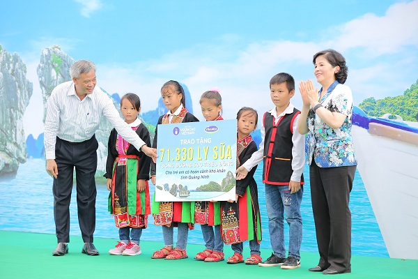 Chủ tịch Quốc hội dự lễ trao tặng ‘Trường’ và sữa tại Quảng Ninh - Hình 3