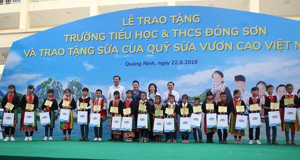 Chủ tịch Quốc hội dự lễ trao tặng ‘Trường’ và sữa tại Quảng Ninh - Hình 2