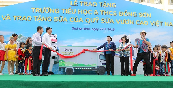 Chủ tịch Quốc hội dự lễ trao tặng ‘Trường’ và sữa tại Quảng Ninh - Hình 4