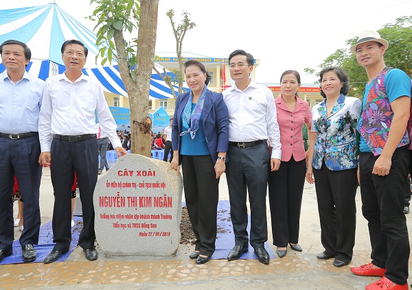 Chủ tịch Quốc hội dự lễ trao tặng ‘Trường’ và sữa tại Quảng Ninh - Hình 5