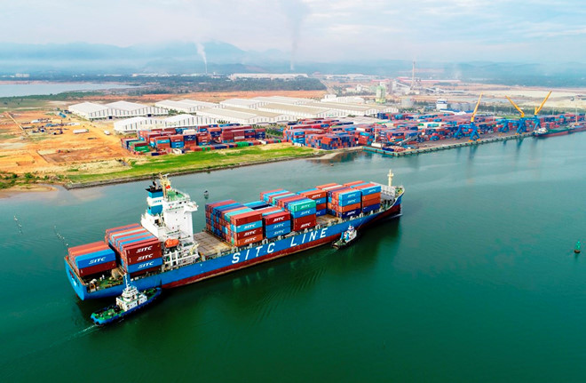 Tàu container lớn nhất Châu Á cập cảng Chu Lai - Hình 1
