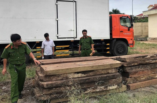 Quảng Bình: Kiểm tra nhà dân, phát hiện gỗ lậu