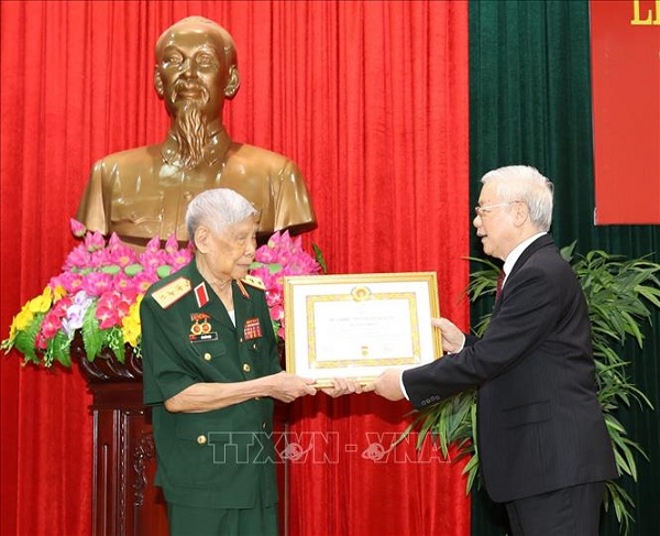 Tổng Bí thư, Chủ tịch nước trao phần thưởng cao quý tặng đồng chí Lê Khả Phiêu - Hình 1