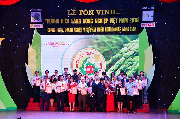 Ông Phạm Vũ Khánh – Thành viên sáng lập đồng thời là Giám đốc nhà máy Đại diện Công ty Tafood lên nhận chứng nhận trong lễ vinh danh