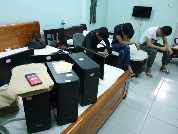 Bắt giữ 28 người Trung Quốc phạm tội lừa đảo chiếm đoạt tài sản qua mạng tại một nhà nghỉ ở TP. Móng Cái Bắt giữ 28 người Trung Quốc phạm tội lừa đảo chiếm đoạt tài sản qua mạng tại một nhà nghỉ ở TP. Móng Cái