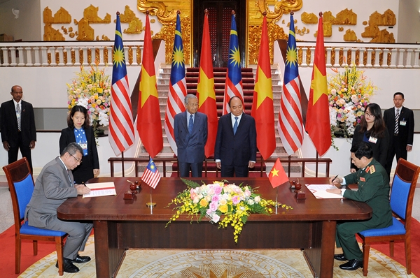 Thủ tướng Chính phủ hai nước chứng kiến Lễ ký kết và trao đổi các văn bản hợp tác (Ảnh VGP/Quang Hiếu)