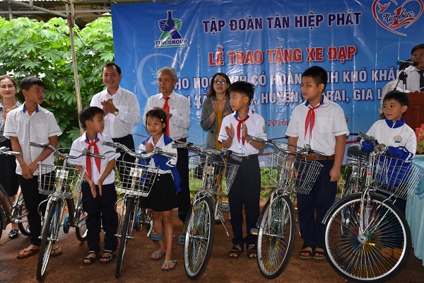 Đại diện Tập đoàn Tân Hiệp Phát và chính quyền địa phương trao tặng xe đạp cho các em học sinh nghèo hiếu học