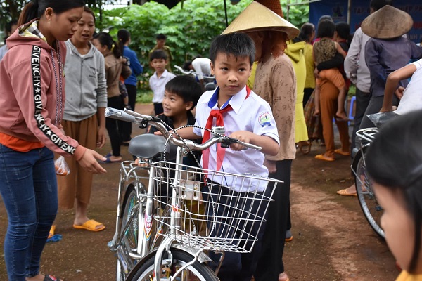 Niềm vui, sự háo hức của các em khi dắt trên tay chiếc xe đạp mới để con đường đến trường từ nay được thuận tiện, bớt vất vả hơn