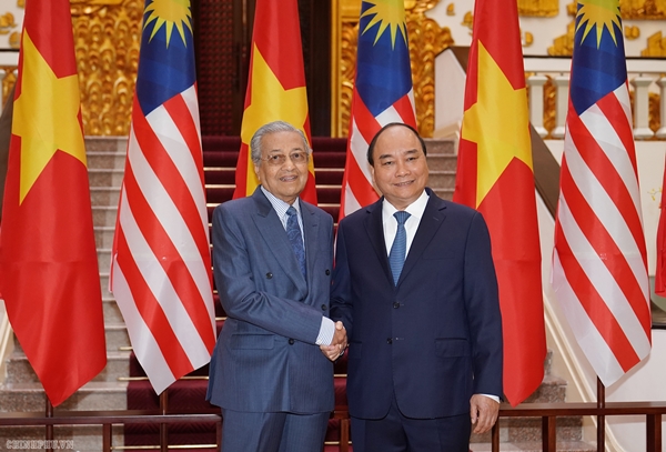 Thủ tướng Nguyễn Xuân Phúc và Thủ tướng Malaysia Mahathir Mohamad (Ảnh VGP/Quang Hiếu)