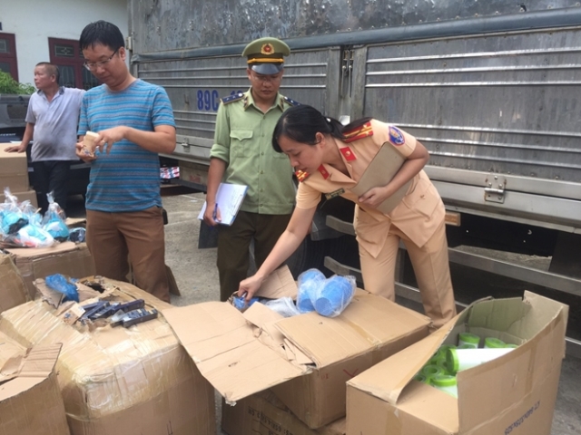 Thanh Hóa: Bắt giữ lô hàng mỹ phẩm, đồ chơi không có giấy tờ hợp lệ