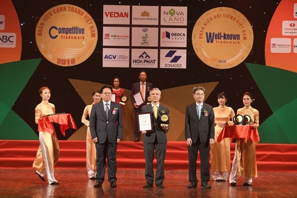 Đại diện đơn vị Bưu điện Việt Nam (Vietnam Post) đã đón nhận giải thưởng