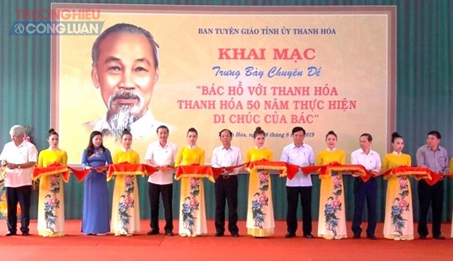 C&aacute;c đại biểu cắt băng khai mạc trưng b&agrave;y chuy&ecirc;n đề