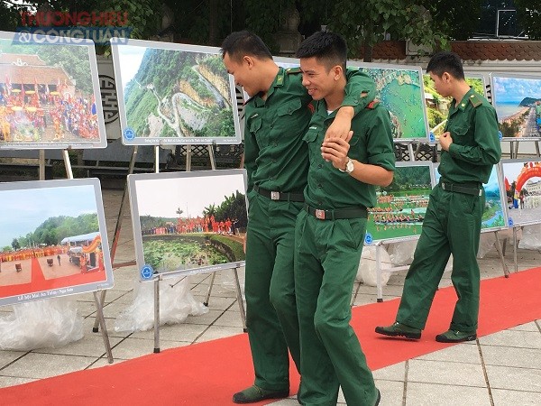 C&aacute;c chiến sĩ bi&ecirc;n ph&ograve;ng Thanh H&oacute;a đến thăm quan, t&igrave;m hiểu về c&aacute;c tư liệu trưng b&agrave;y