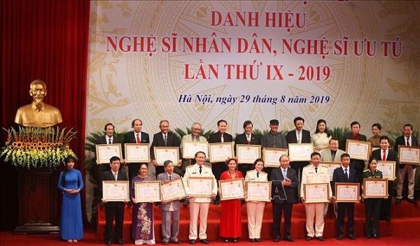 Thủ tướng Chính phủ Nguyễn Xuân Phúc trao tặng danh hiệu cho các nghệ sĩ