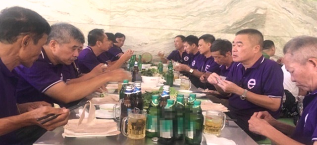 C&aacute;c du kh&aacute;ch đến ăn tại cơ sở tr&ecirc;n đường Phạm Văn Đồng ng&agrave;y 10/8