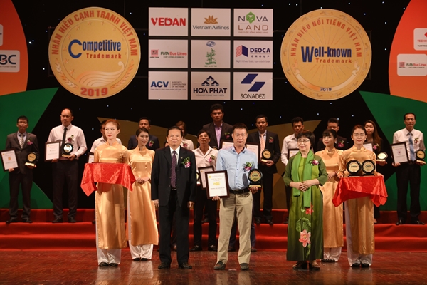 Ông Dương Phong Phú – Giám đốc kinh doanh của Công ty Pima lên nhận giải thưởng ý nghĩa.