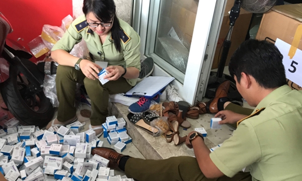 Lực lượng chức năng kiểm tra l&ocirc; h&agrave;ng thuốc t&acirc;n dược nhập lậu (Ảnh VOV)