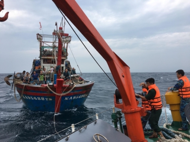 Lực lượng cứu hộ lai dắt tàu cá số hiệu NA 95688TS cùng 16 ngư dân vào bờ
