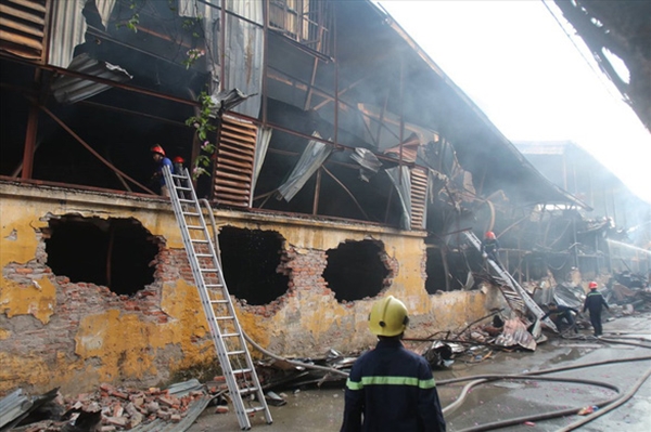 Bất ngờ thu hồi văn bản không ăn thực phẩm trong bán kính 1km sau vụ cháy nhà máy Rạng Đông